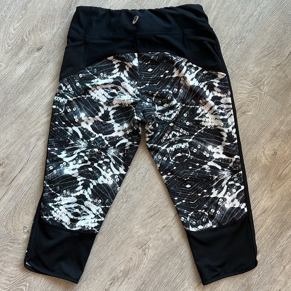 ASICS print graphic capri leggings in size small - Picture 3 of 5